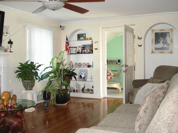 Living Room pic 1