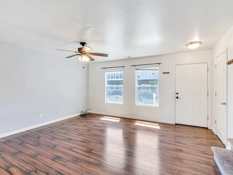 164 W Carrick Dr — Photo 7