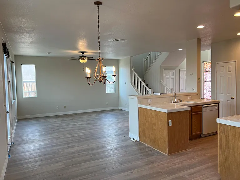 15015 Lexington St — Photo 2