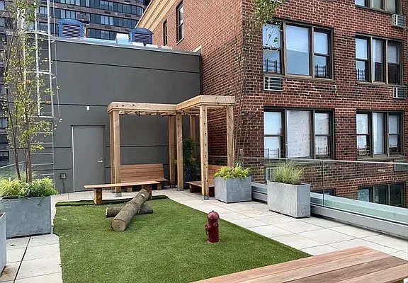 Rented by Bond New York | media 301