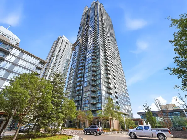 11 Brunel Ct #215, Toronto, ON M5V 3Y3