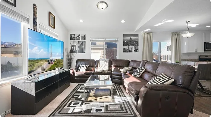 3 bed, 2.5 bath, 2094 sqft, $2,500 — Photo 3
