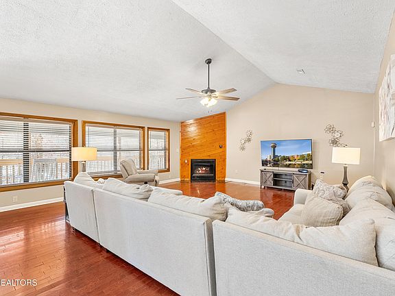 4th image of 751 Ridge Rd