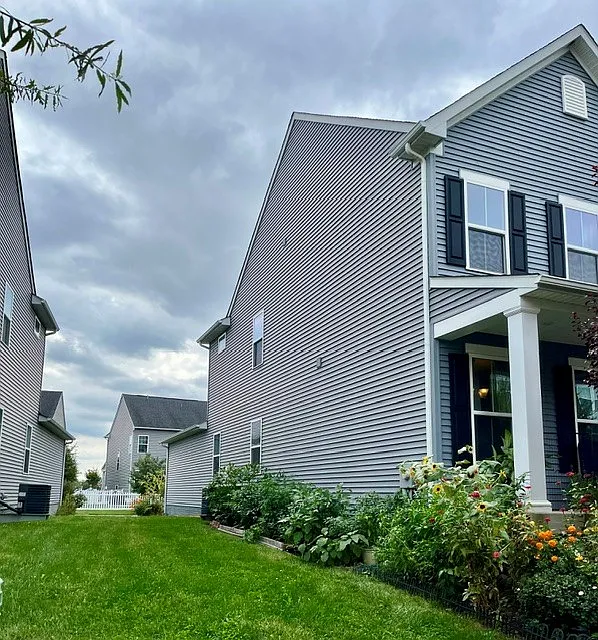 4 bed, 2.5 bath, 3333 sqft, $3,400 — Photo 2