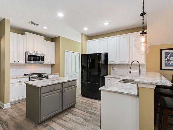 5th image of 568 Saint Claude Pl
