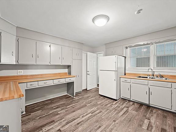 5th image of 3021 Storey Dr
