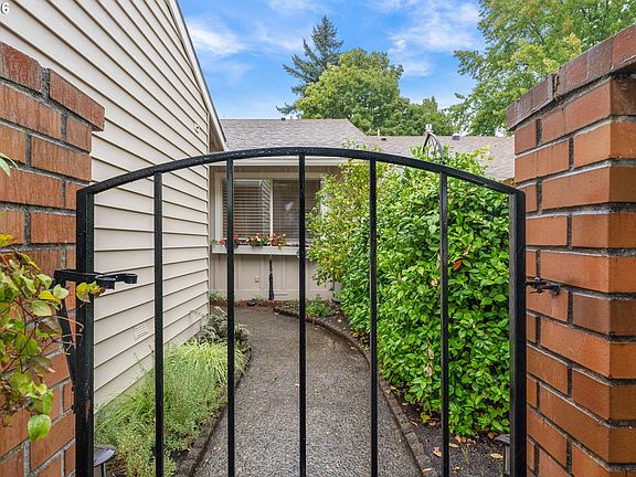 3rd image of 15715 SW Oakhill Ln