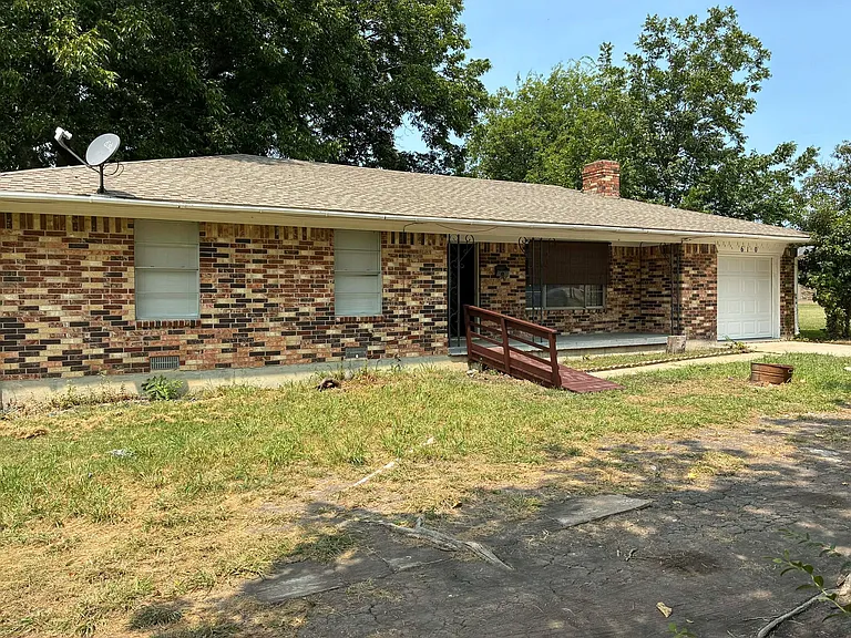 610 S Rike St — Photo 2