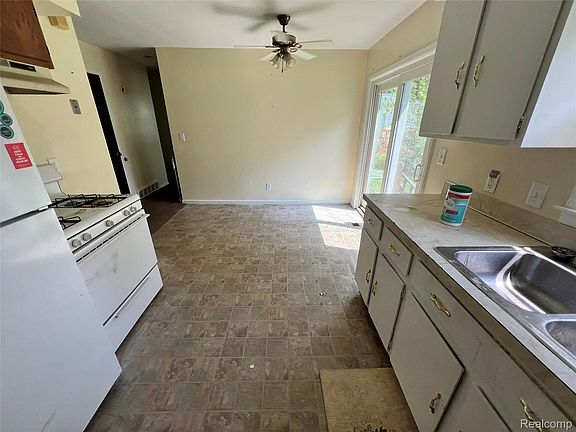 4th image of 3295 Spring Valley Dr