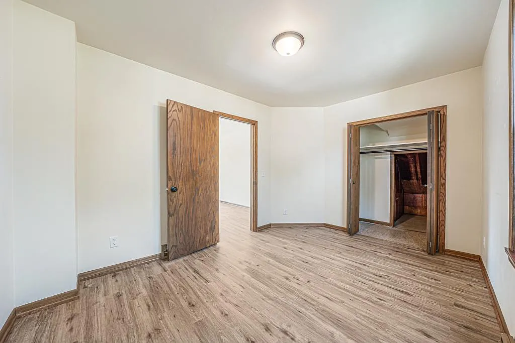 32 E Grand St — Photo 3