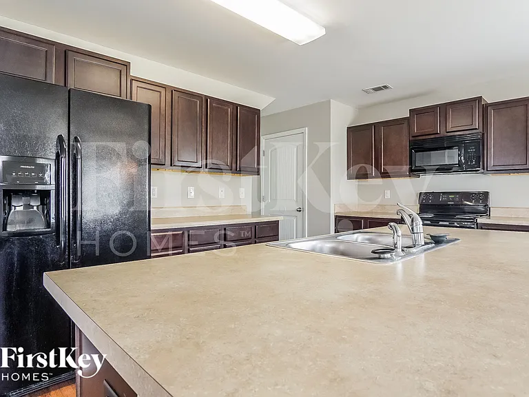 4778 Woodford Cir — Photo 7