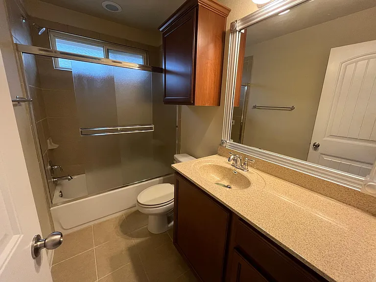 Bathroom 2 with shower and bathtub