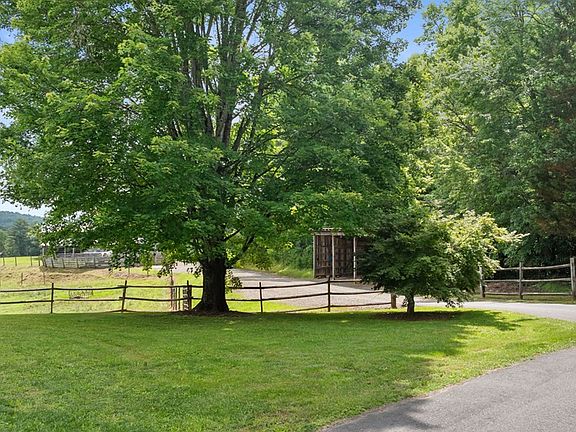 15th image of 102 Cross Creek Ln
