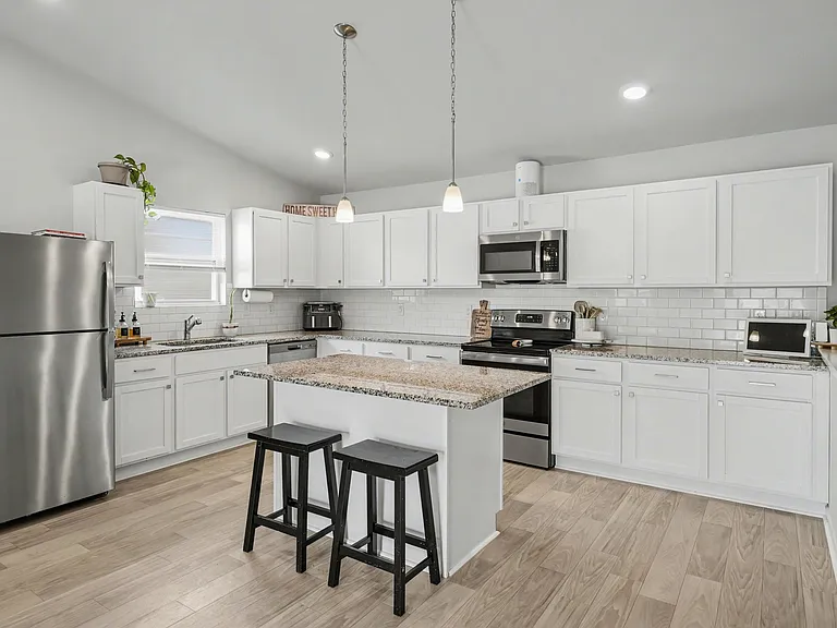 202 Creek Pointe Cir — Photo 2