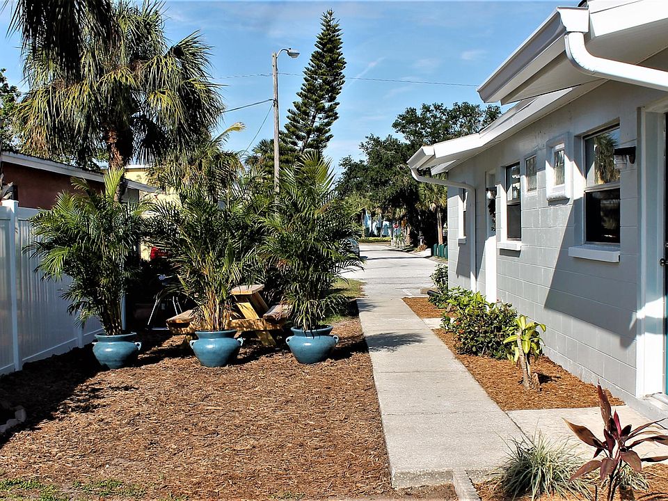 Clean and nicely landscaped entry into your beach cottage.