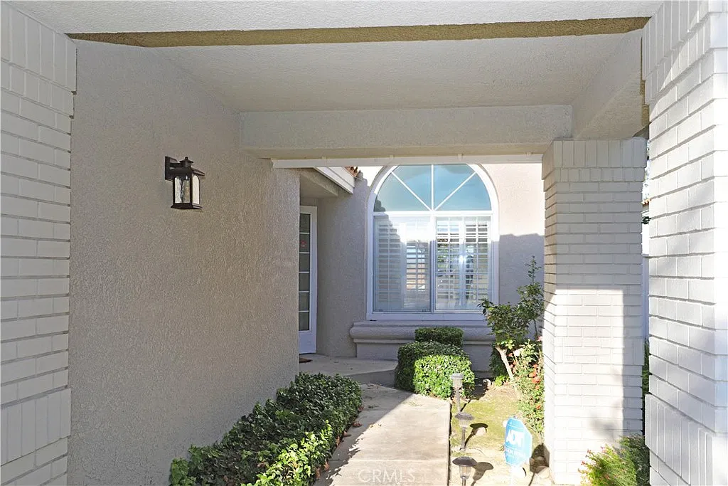5 bed, 2844 sqft, $4,900 — Photo 3