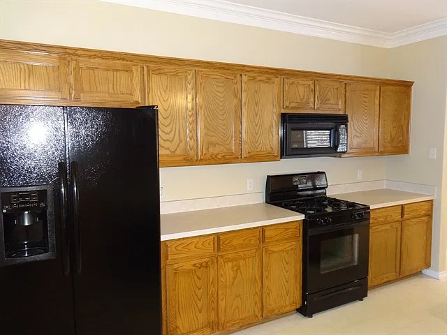 4 bed, 2.0 bath, 1860 sqft, $2,395 — Photo 2