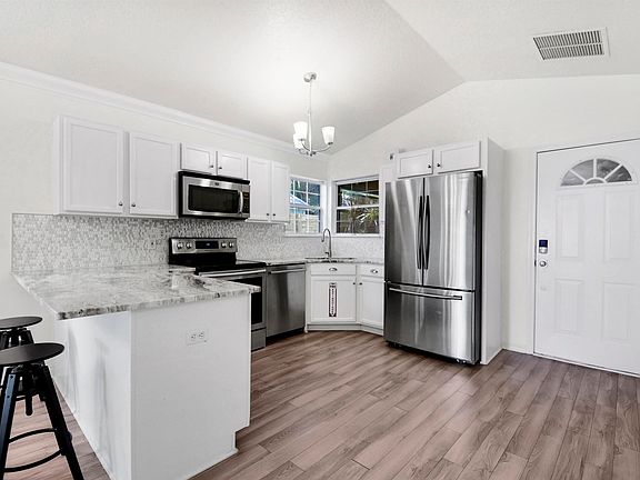5th image of 228 Nesmith Ave
