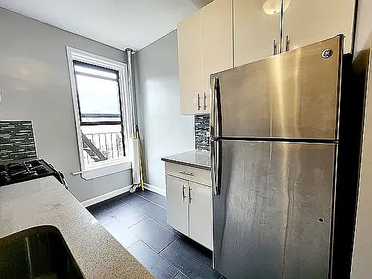3rd image of 566 Parkside Ave #A12