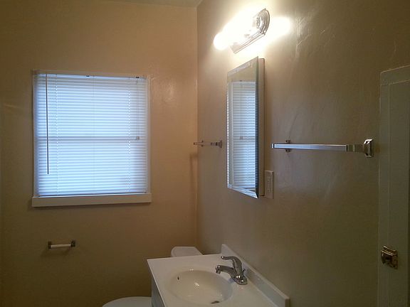 4th image of 601 W Marshall Blvd