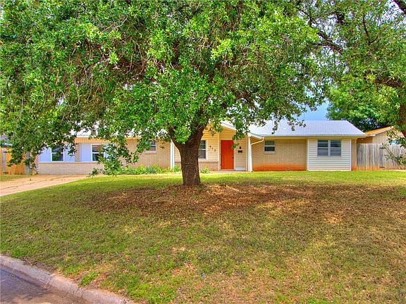 3rd image of 912 Fontana Ln