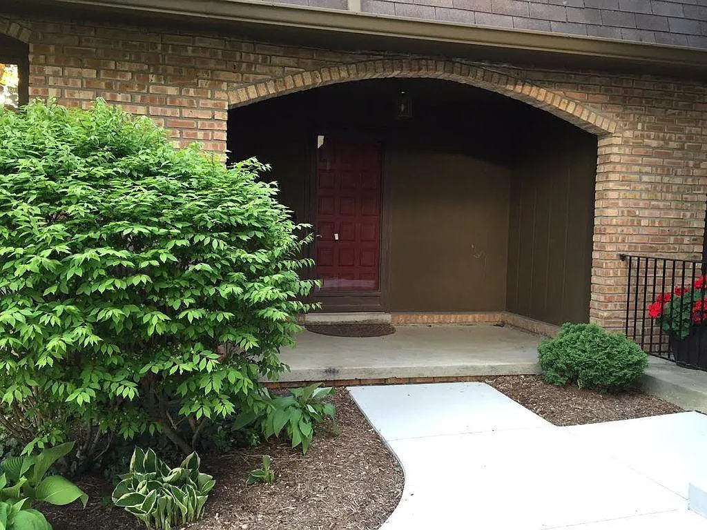 Building Photo - 879 Greenhills Dr