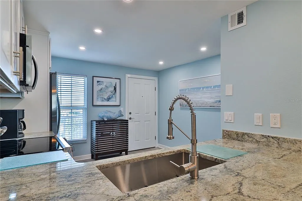 2 bed, 2.0 bath, 912 sqft, $4,500 — Photo 4