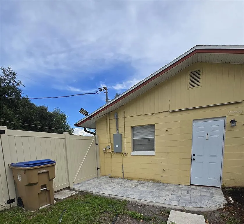 3 bed, 2.0 bath, 1121 sqft, $1,200 — Photo 1