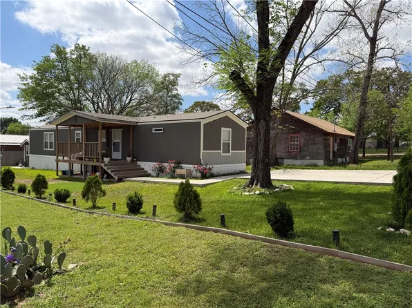 304 E 1st St, Hearne, TX 77859