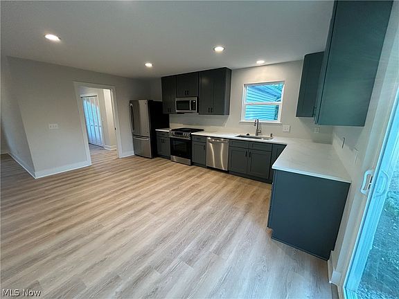 4th image of 938 East Dr