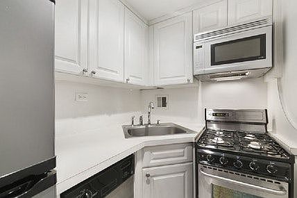 4th image of 65 W 55th St APT 6E
