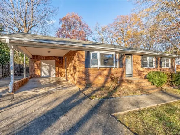 3106 Farmington Dr, Greensboro, NC 27407