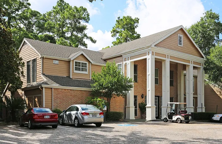 Woodlake Oaks Apartments — Photo 31