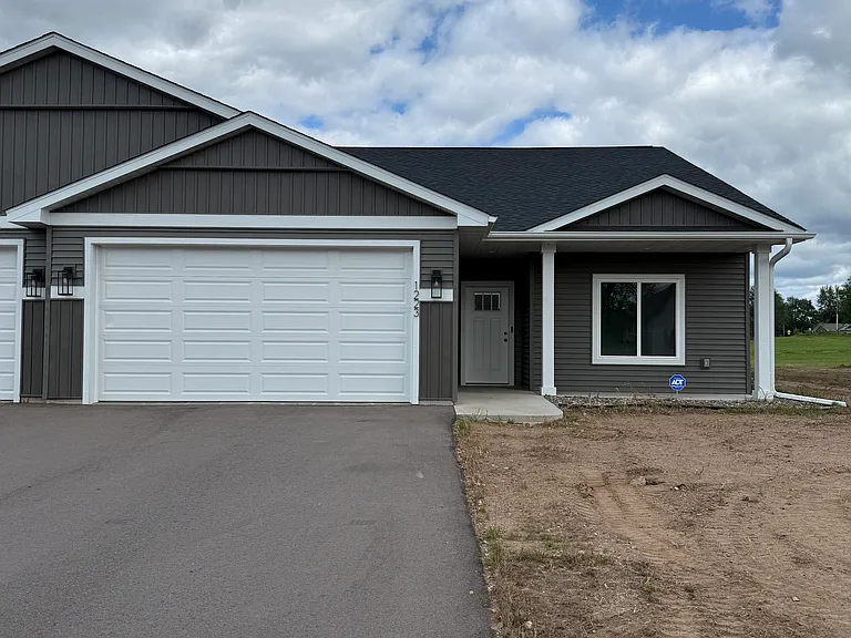 1223 Wisteria Ln — Photo 1
