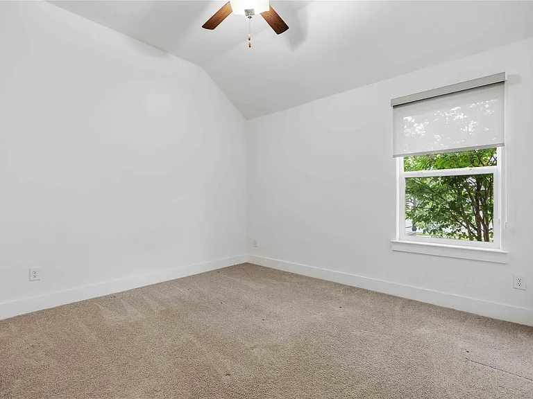 401 Sitlington Ln — Photo 20