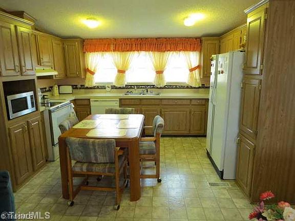 4th image of 121 Aster Cir