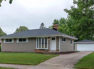 8266 W Kiehnau Ave, Milwaukee, WI 53223