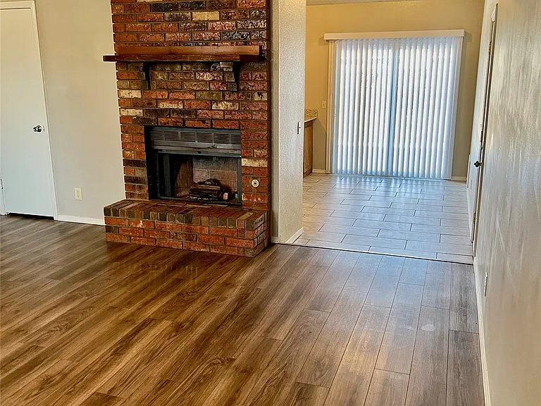 414 E Waco Pl — Photo 7