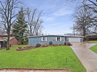 1204 Briarcliff Dr, Mahomet, IL 61853