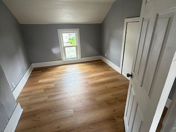 4th image of 218 Manning St