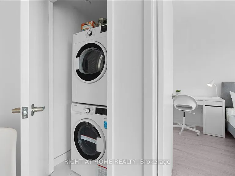 2485 Eglinton Ave W #1401 — Photo 29