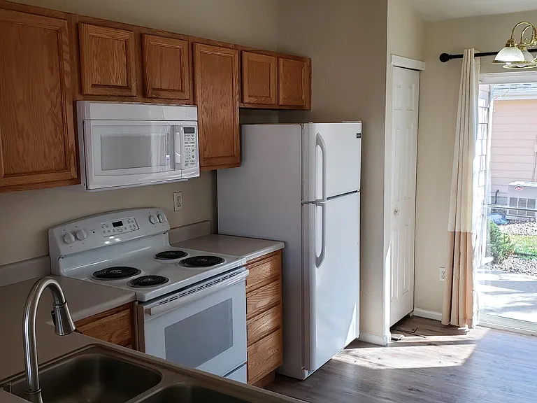1758 Eagle St #F — Photo 24