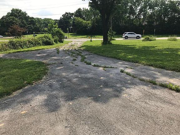 3rd image of 225 N Wood Dale Rd