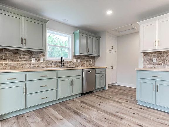 4th image of 4335 Spruce Ave