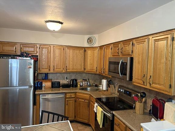 2nd image of 23 Pickwick Pl Building K