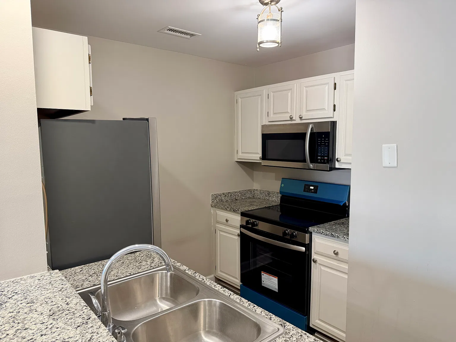 2 bed, 913 sqft, $1,750 — Photo 2