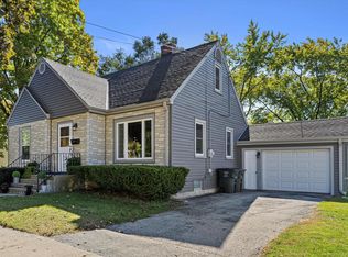 209 Oakland Ave, Mukwonago, WI 53149