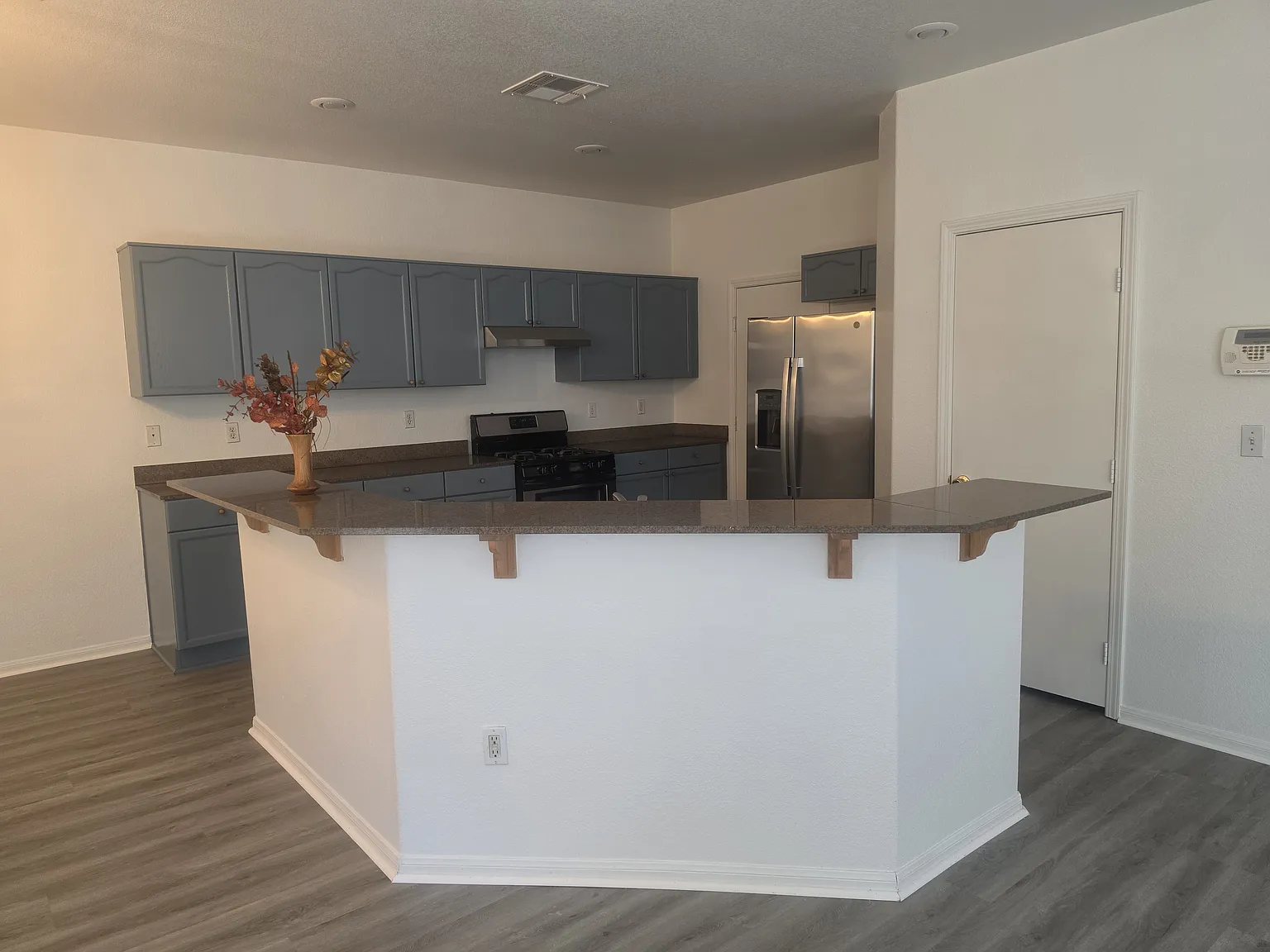 3 bed, 2.5 bath, 2018 sqft, $2,199 — Photo 4