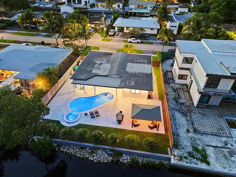 2400 NE 195th St — Photo 60