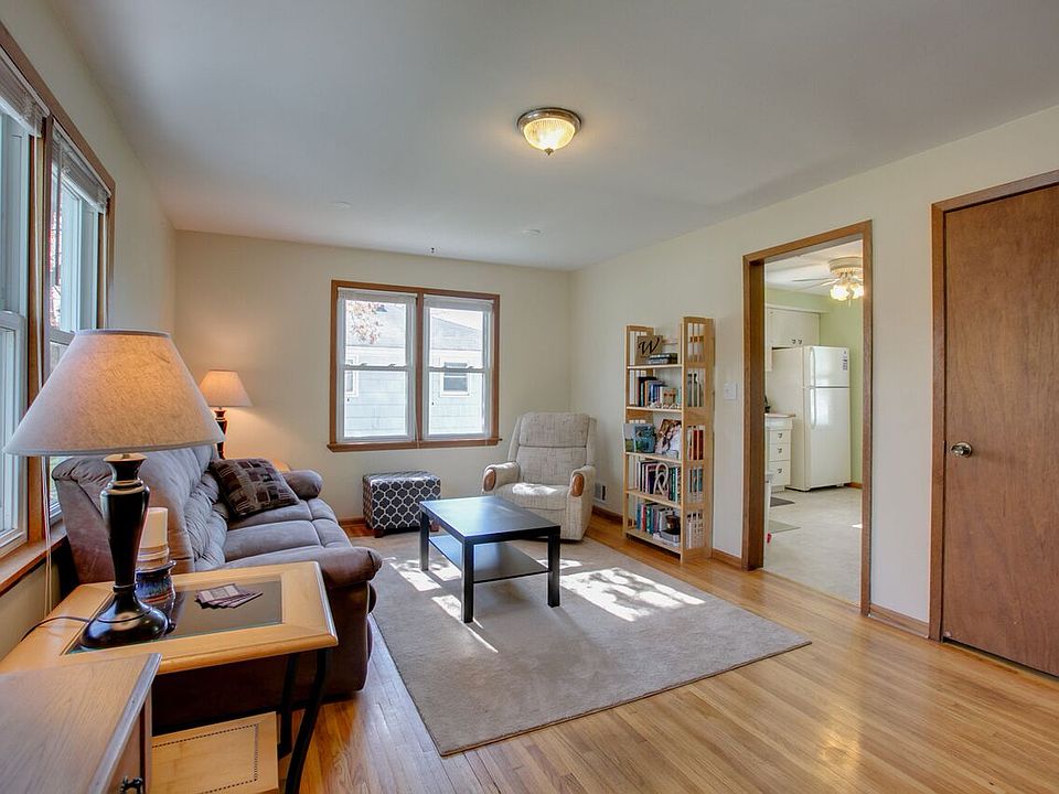 2nd image of 913 4th Ave E